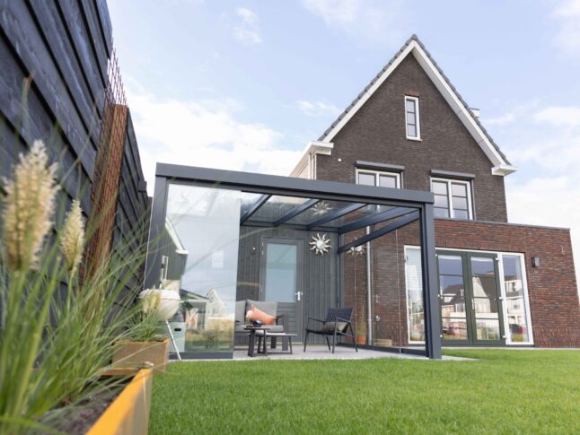 Tuinkamer met glazen schuifwanden in Pijnacker, montage door MB Veranda Tuinkamer met glazen schuifwanden in Pijnacker, montage door MB Veranda