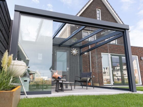 Tuinkamer met glazen schuifwanden in Pijnacker, montage door MB Veranda Tuinkamer met glazen schuifwanden in Pijnacker, montage door MB Veranda