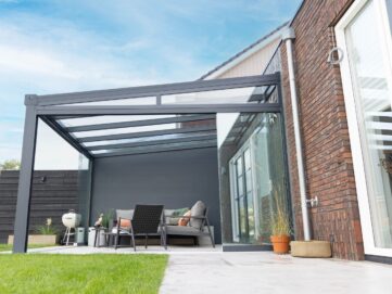 Veranda aan huis met glazen schuifwanden in Pijnacker, montage door MB Veranda Veranda aan huis met glazen schuifwanden in Pijnacker, montage door MB Veranda
