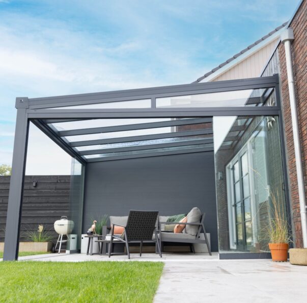 Veranda aan huis met glazen schuifwanden in Pijnacker, montage door MB Veranda Veranda aan huis met glazen schuifwanden in Pijnacker, montage door MB Veranda