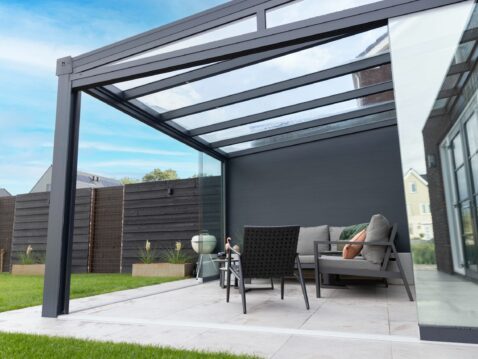 Veranda met glazen schuifwanden in Pijnacker, montage door MB Veranda