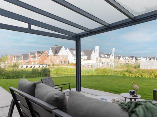 Tuinkamer met glazen schuifwanden in Pijnacker, montage door MB Veranda Tuinkamer met glazen schuifwanden in Pijnacker, montage door MB Veranda