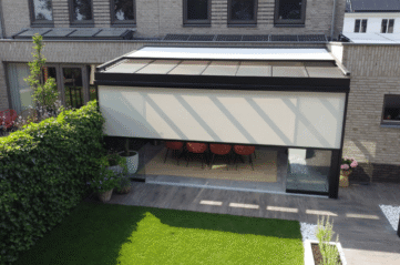 MB Solid tuinkamer met bovendakzonwering en screens van MB Veranda