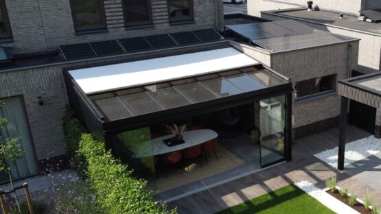 Tuinkamer met zonwering van MB Veranda 3 Zonwering op maat 1