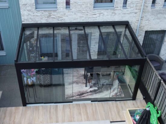 Tuinkamer van MB Veranda met tuin met zwembad 16 Glazen Veranda 2