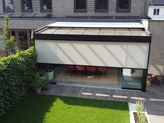 Een veranda van MB Veranda met zonwering en screens Een veranda van MB Veranda met zonwering en screens