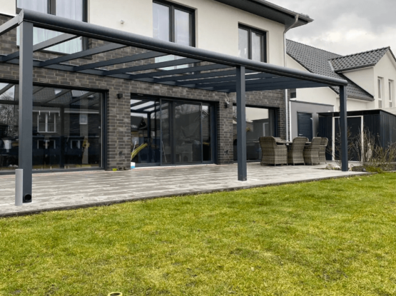 Een overkapping in Deventer, geplaatst door aluminium specialist MB Veranda Een overkapping in Deventer, geplaatst door aluminium specialist MB Veranda