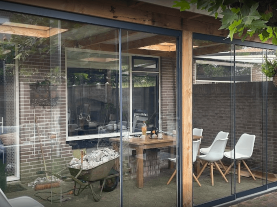 Houten veranda met glazen schuifwanden