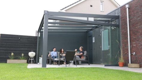 MB Veranda - MB Solid Tuinkamers met glazen schuifwanden, geplaatst in Pijnacker